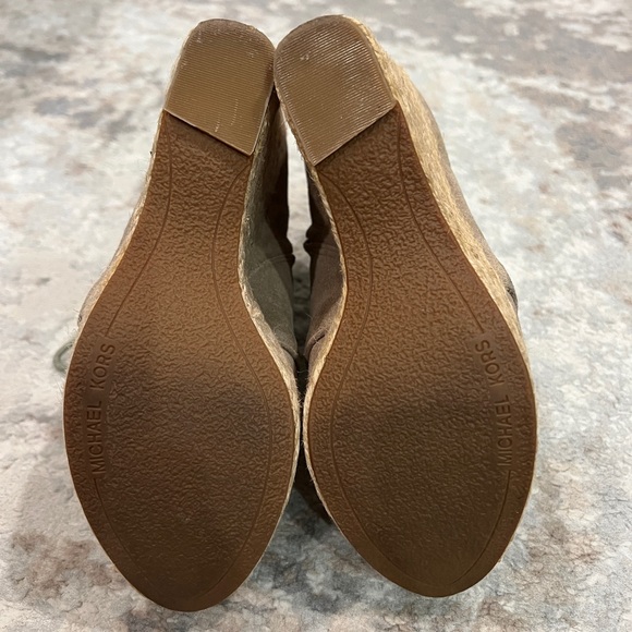 Michael Kors Suede Platform Booties W6.5 - Picture 8 of 8